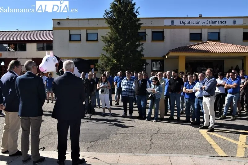 Inauguración de la escultura con la que la Diputación homenajea a los criadores de Limusín por los 30 años de colaboración 