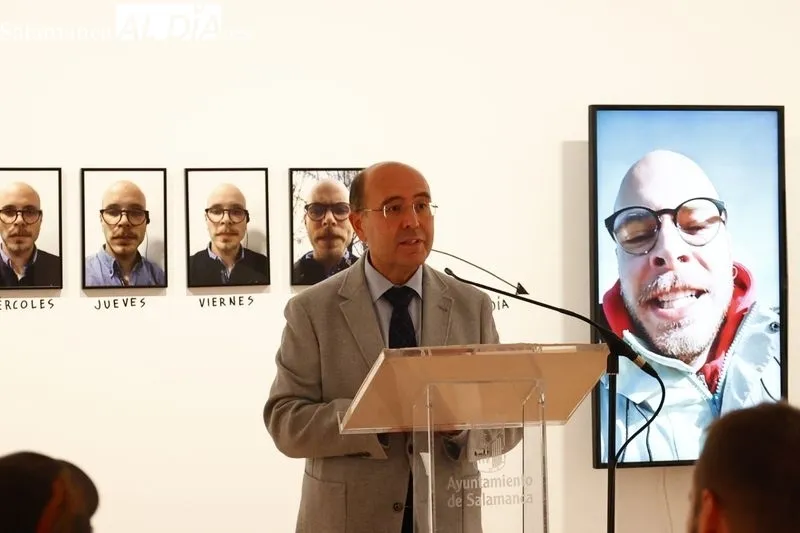 Presentación de ‘Por hacer algo’, la exposición del artista salmantino Víctor Rico en el DA2. Foto de David Sañudo