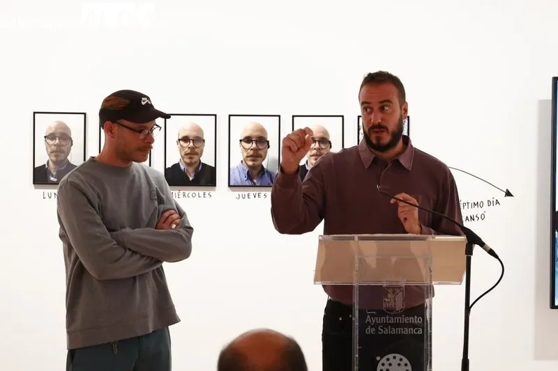 Presentación de ‘Por hacer algo’, la exposición del artista salmantino Víctor Rico en el DA2. Foto de David Sañudo