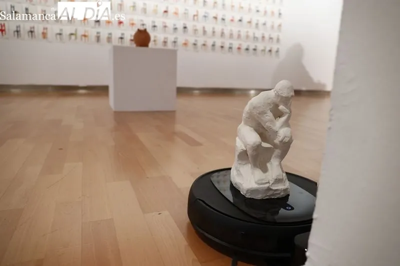 Presentación de ‘Por hacer algo’, la exposición del artista salmantino Víctor Rico en el DA2. Foto de David Sañudo