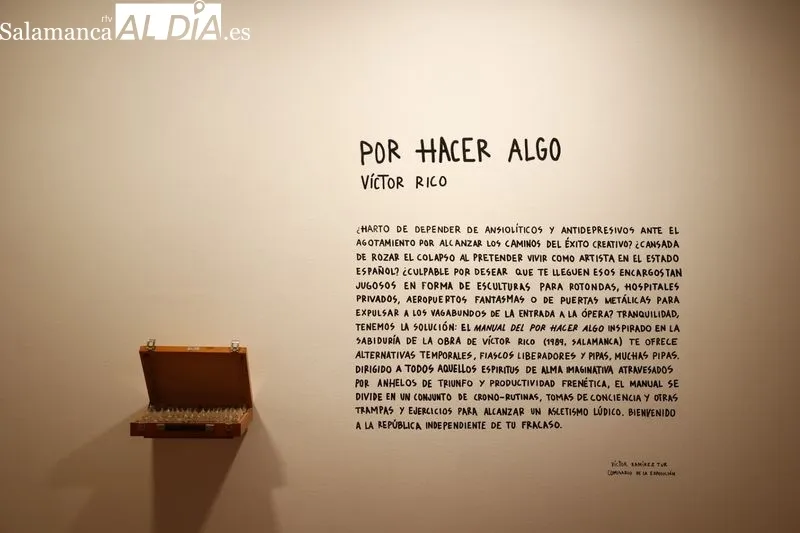 Presentación de ‘Por hacer algo’, la exposición del artista salmantino Víctor Rico en el DA2. Foto de David Sañudo