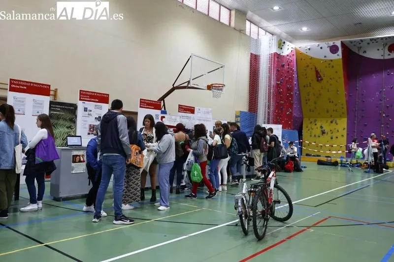 Feria de Bienvenida de la Universidad de Salamanca en el pabellón Unamuno. Foto de David Sañudo