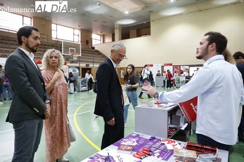 Feria de Bienvenida de la Universidad de Salamanca en el pabellón Unamuno. Foto de David Sañudo