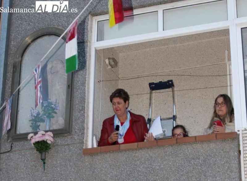 Emotiva ofrenda floral a San Miguel