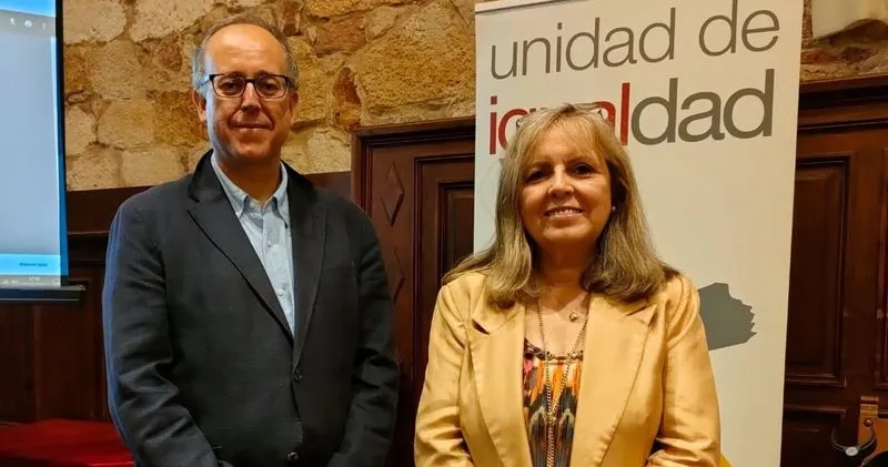 El vicerrector de Investigación y Transferencia, José Miguel Mateos Roco (d), y la directora de la Unidad de Igualdad de la USAL, Inmaculada Sánchez Barrios (i), en la presentación de los 'kits' contra la sumisión química. Foto EUROPA PRESS