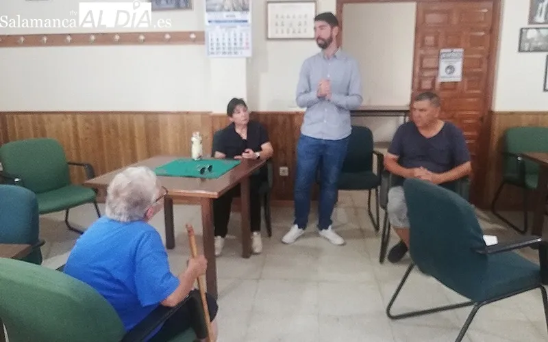 De iz. a der., María José Avedillo, profesora; Marío Álvarez, director del centro de Vitigudino; y Benjamín Egido, concejal de Cultura de Masueco