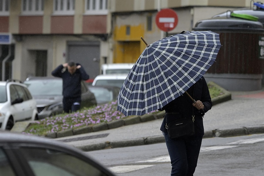 Una persona con paraguas camina por el centro de La Coruña | ARCHIVO EP