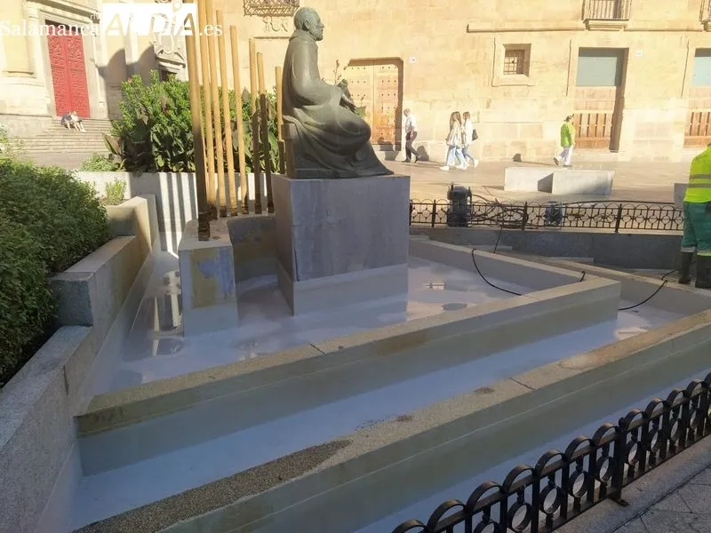 Tareas de limpieza en la fuente y la escultura del Maestro Salinas en la Rúa Mayor