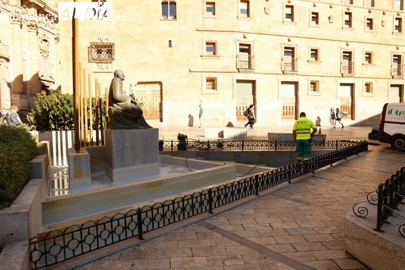 Tareas de limpieza en la fuente y la escultura del Maestro Salinas en la Rúa Mayor