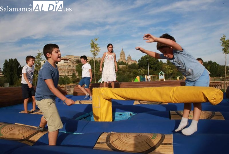 Juegos hinchables para niños en el Parque Elio Antonio de Nebrija, en una edición anterior de la Semana de la Movilidad