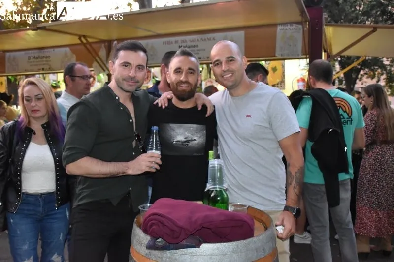 Disfrutando en las casetas de la Feria de Día en el parque de La Alamedilla. Fotos: Vanesa Martins
