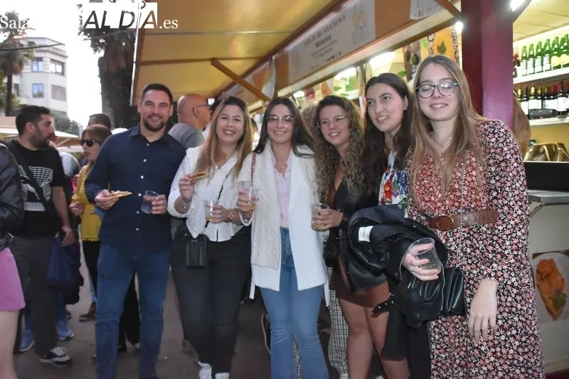 Disfrutando en las casetas de la Feria de Día en el parque de La Alamedilla. Fotos: Vanesa Martins
