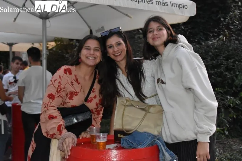 Disfrutando en las casetas de la Feria de Día en el parque de La Alamedilla. Fotos: Vanesa Martins