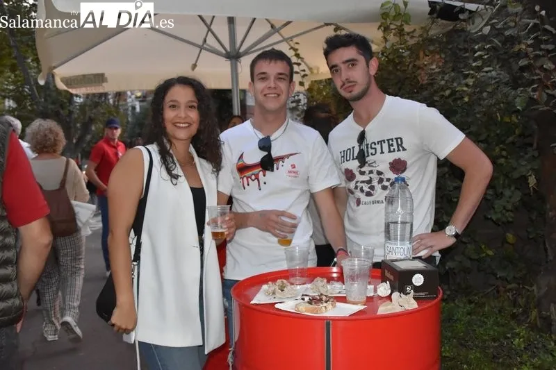 Disfrutando en las casetas de la Feria de Día en el parque de La Alamedilla. Fotos: Vanesa Martins
