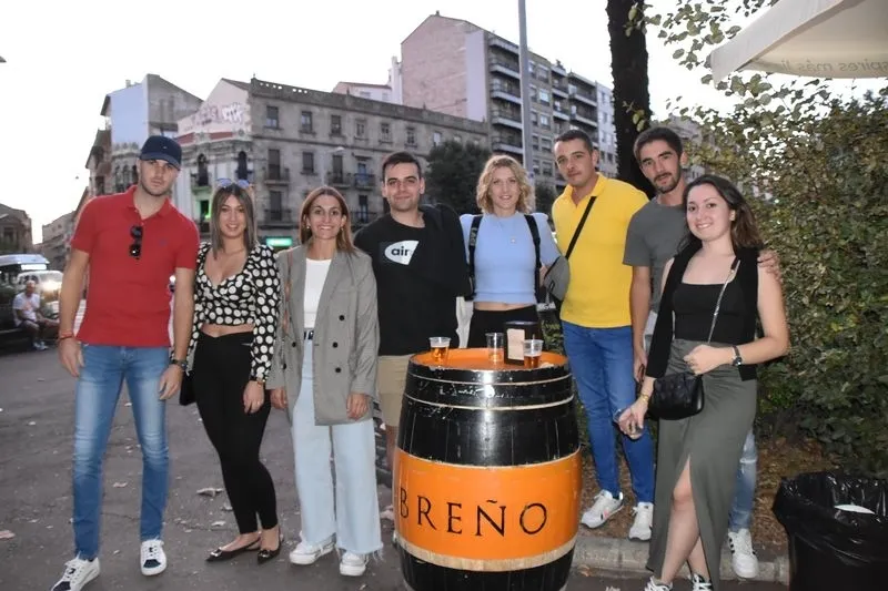 Disfrutando en las casetas de la Feria de Día en el parque de La Alamedilla. Fotos: Vanesa Martins