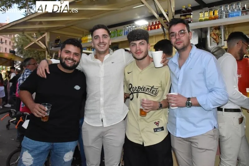 Disfrutando en las casetas de la Feria de Día en el parque de La Alamedilla. Fotos: Vanesa Martins