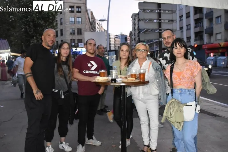 Disfrutando en las casetas de la Feria de Día en el parque de La Alamedilla. Fotos: Vanesa Martins