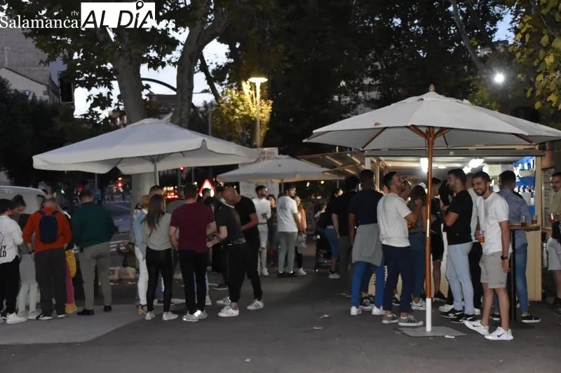 Disfrutando en las casetas de la Feria de Día en el parque de La Alamedilla. Fotos: Vanesa Martins