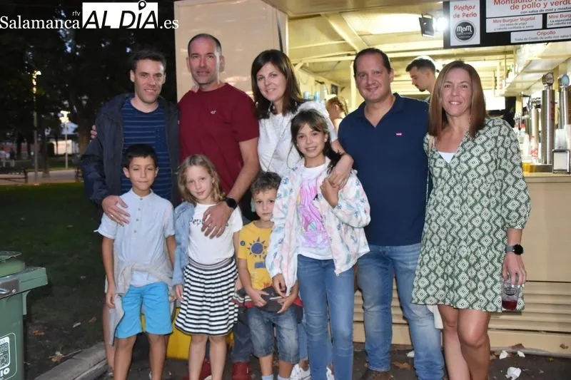 Disfrutando en las casetas de la Feria de Día en el parque de La Alamedilla. Fotos: Vanesa Martins