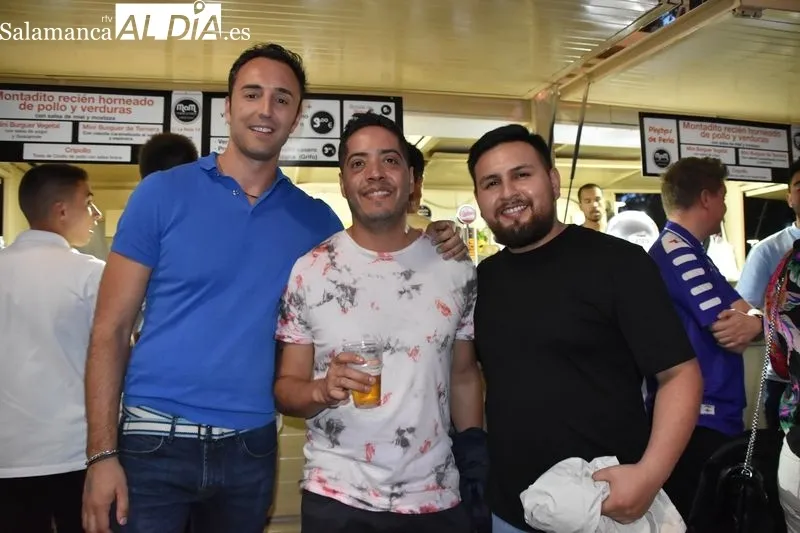 Disfrutando en las casetas de la Feria de Día en el parque de La Alamedilla. Fotos: Vanesa Martins