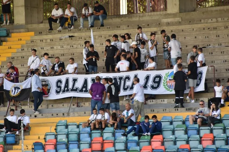 Foto 4 - El Helm&aacute;ntico conecta con el Salamanca UDS en su estreno liguero