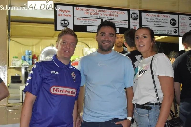 Disfrutando en las casetas de la Feria de Día en el parque de La Alamedilla. Fotos: Vanesa Martins