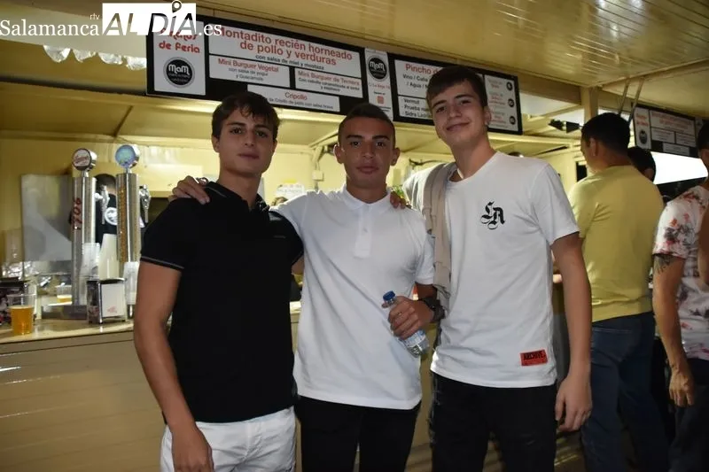 Disfrutando en las casetas de la Feria de Día en el parque de La Alamedilla. Fotos: Vanesa Martins