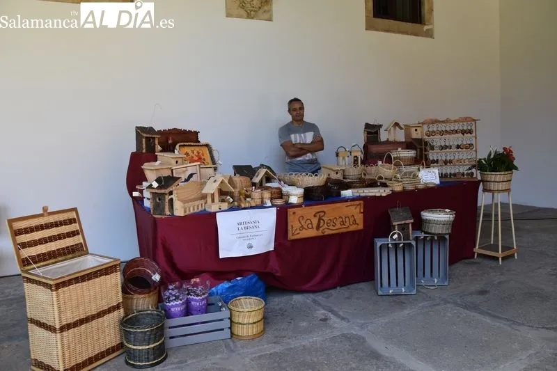 Mercado de Artesanos Rurales de Castilla y León en el claustro del Colegio Arzobispo Fonseca de Salamanca. Fotos: Vanesa Martins