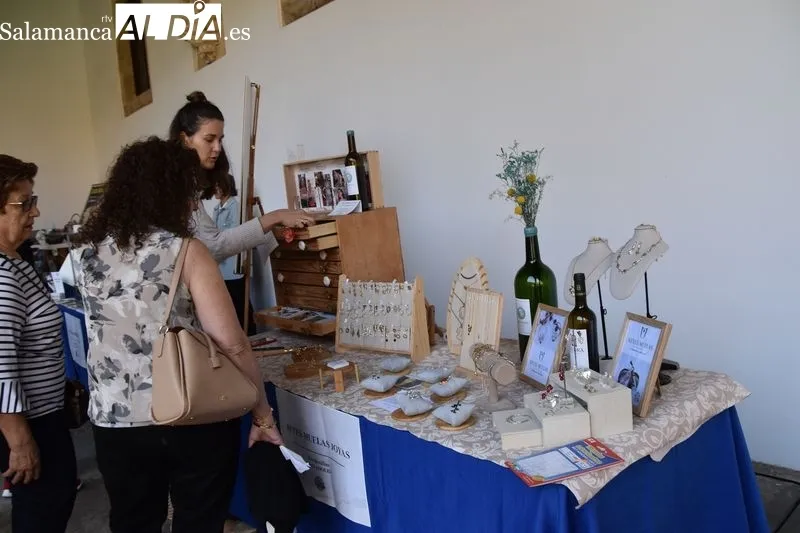 Mercado de Artesanos Rurales de Castilla y León en el claustro del Colegio Arzobispo Fonseca de Salamanca. Fotos: Vanesa Martins
