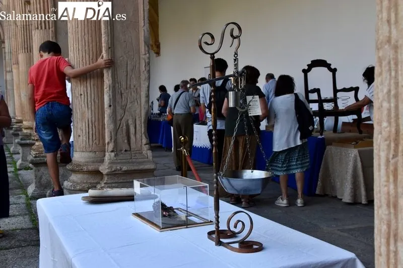 Mercado de Artesanos Rurales de Castilla y León en el claustro del Colegio Arzobispo Fonseca de Salamanca. Fotos: Vanesa Martins