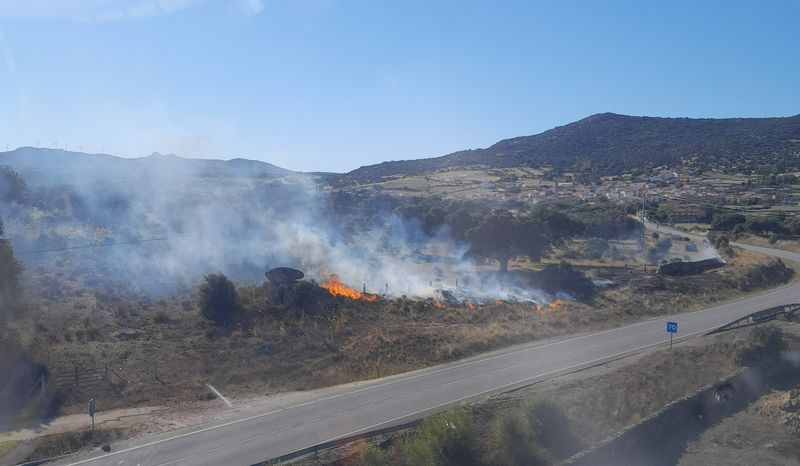 Imagen de @naturalezacyl del incendio en Santibáñez de Béjar