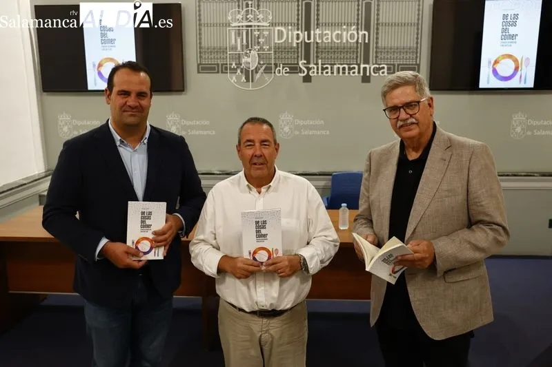 Presentación en la Diputación del libro 'De las cosas del comer. Crónicas salmantinas a dos carrillos', del periodista Santiago Juanes. Foto de David Sañudo