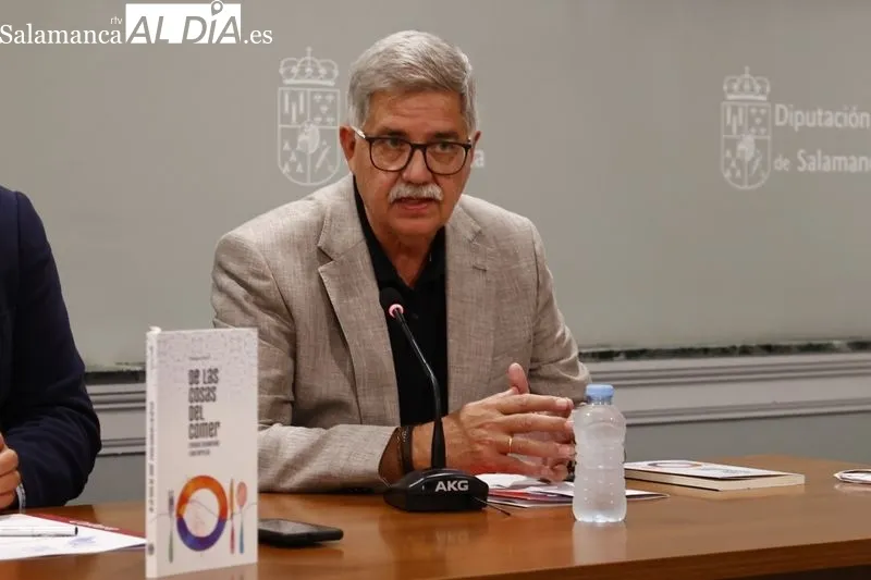 Presentación en la Diputación del libro 'De las cosas del comer. Crónicas salmantinas a dos carrillos', del periodista Santiago Juanes. Foto de David Sañudo