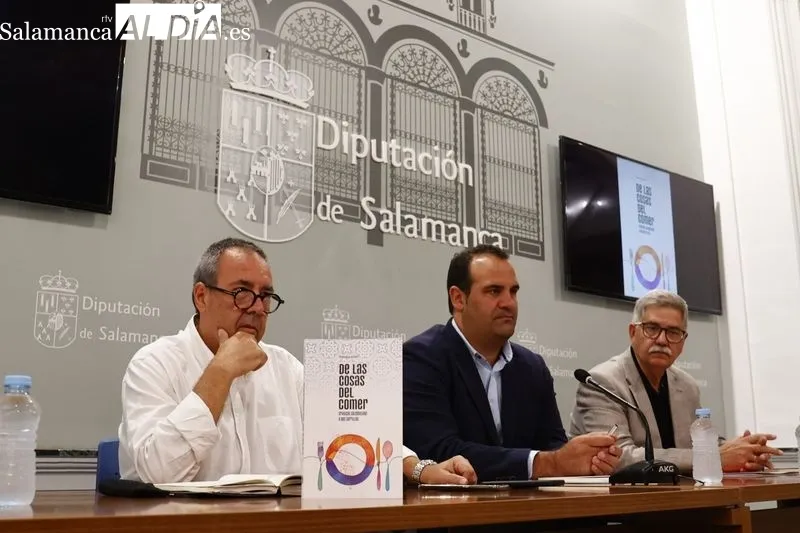 Presentación en la Diputación del libro 'De las cosas del comer. Crónicas salmantinas a dos carrillos', del periodista Santiago Juanes. Foto de David Sañudo