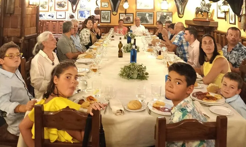 Foto 2 - Homenaje a Fernando S&aacute;nchez por sus 42 a&ntilde;os de trabajo en Muebles Loma
