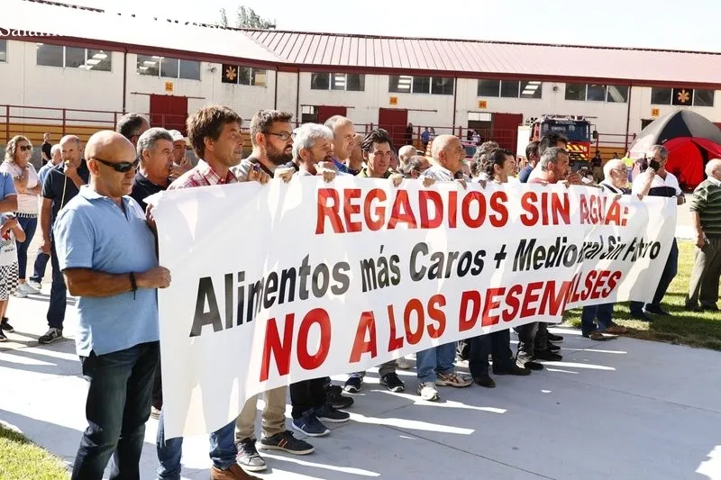 Protesta de un grupo de profesionales del campo en la inauguración de Salamaq