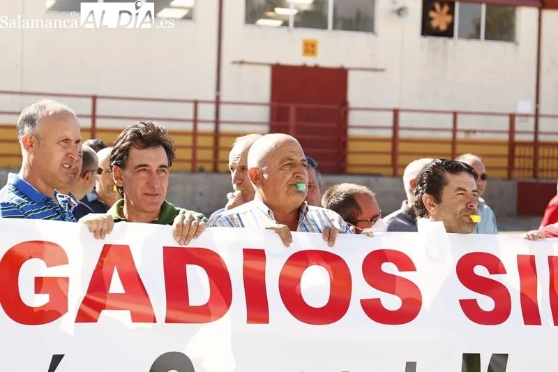 Protesta de un grupo de profesionales del campo en la inauguración de Salamaq