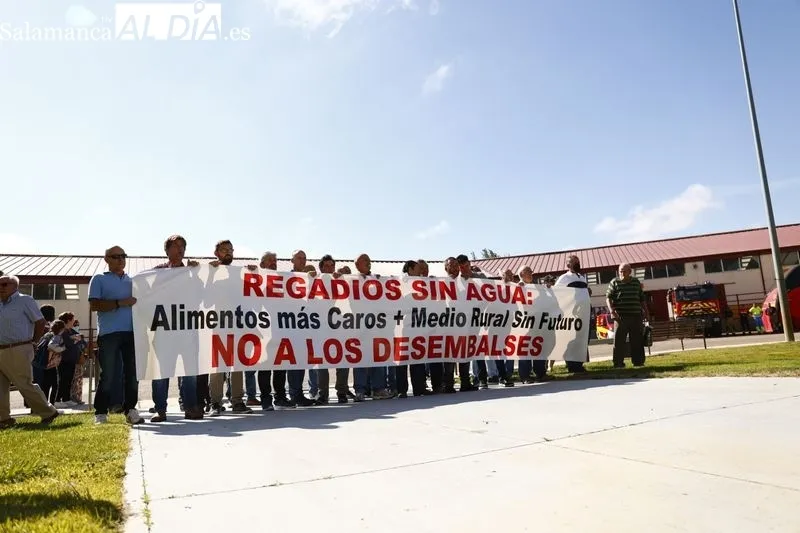 Protesta de un grupo de profesionales del campo en la inauguración de Salamaq