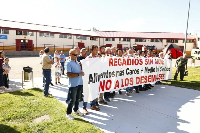Protesta de un grupo de profesionales del campo en la inauguración de Salamaq