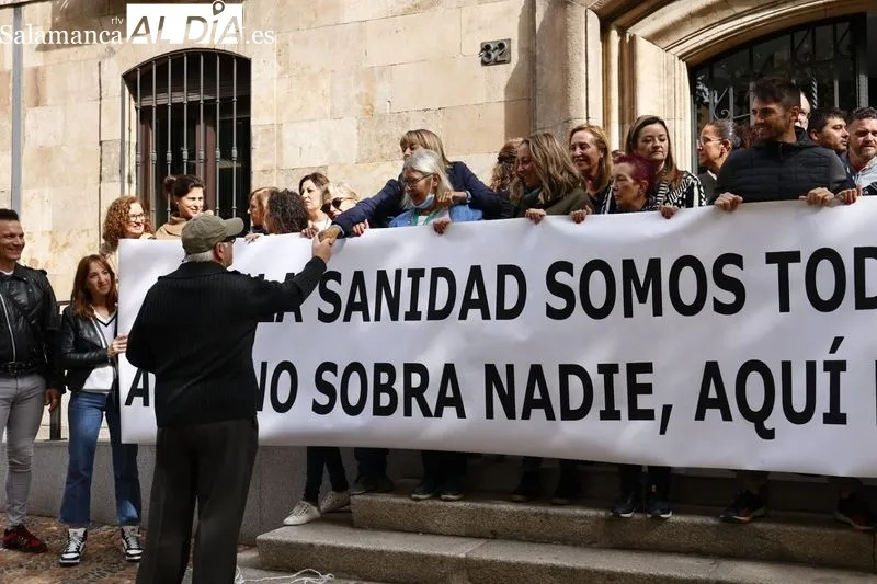 Concentración de la Junta de Personal de SACYL de Salamanca ante la Gerencia de Área de Salamanca, en la avenida de Mirat. Foto de David Sañudo