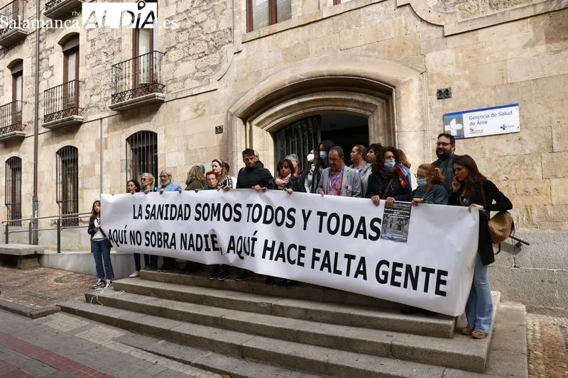 Concentración de la Junta de Personal de SACYL de Salamanca ante la Gerencia de Área de Salamanca, en la avenida de Mirat. Foto de David Sañudo