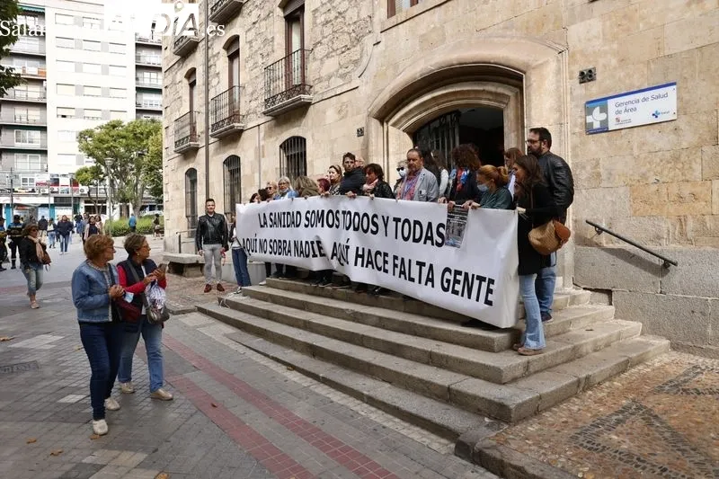 Concentración de la Junta de Personal de SACYL de Salamanca ante la Gerencia de Área de Salamanca, en la avenida de Mirat. Foto de David Sañudo