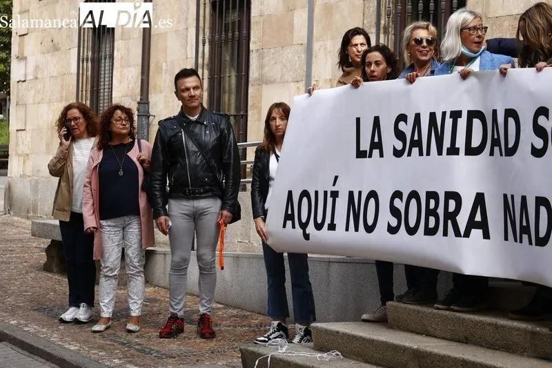 Concentración de la Junta de Personal de SACYL de Salamanca ante la Gerencia de Área de Salamanca, en la avenida de Mirat. Foto de David Sañudo