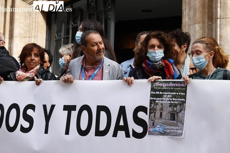 Concentración de la Junta de Personal de SACYL de Salamanca ante la Gerencia de Área de Salamanca, en la avenida de Mirat. Foto de David Sañudo