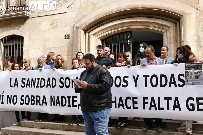 Concentración de la Junta de Personal de SACYL de Salamanca ante la Gerencia de Área de Salamanca, en la avenida de Mirat. Foto de David Sañudo