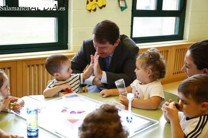 Visita del presidente de la Junta, Alfonso Fernández Mañueco, con motivo de su visita la Escuela Infantil Municipal de Carbajosa de la Sagrada. Foto de David Sañudo