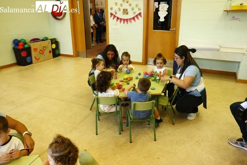 Visita del presidente de la Junta, Alfonso Fernández Mañueco, con motivo de su visita la Escuela Infantil Municipal de Carbajosa de la Sagrada. Foto de David Sañudo