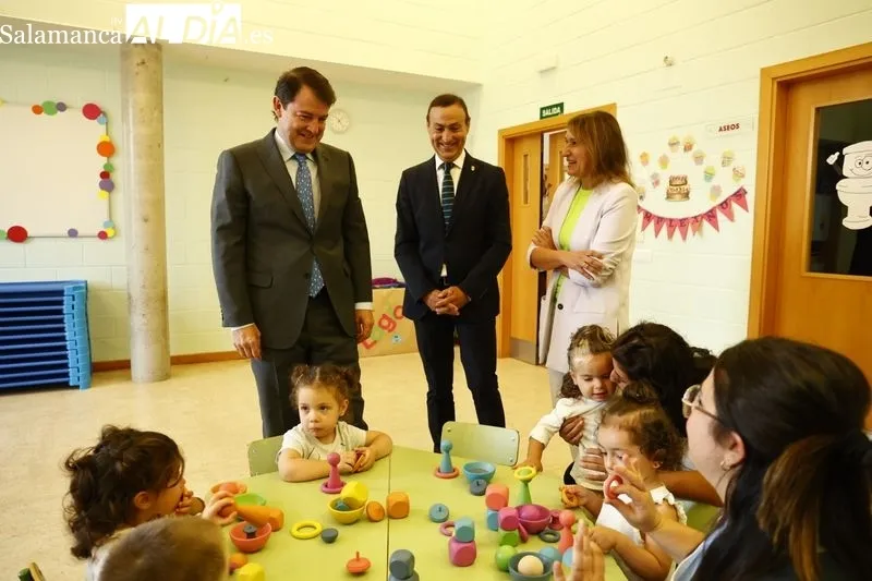 Visita del presidente de la Junta, Alfonso Fernández Mañueco, con motivo de su visita la Escuela Infantil Municipal de Carbajosa de la Sagrada. Foto de David Sañudo