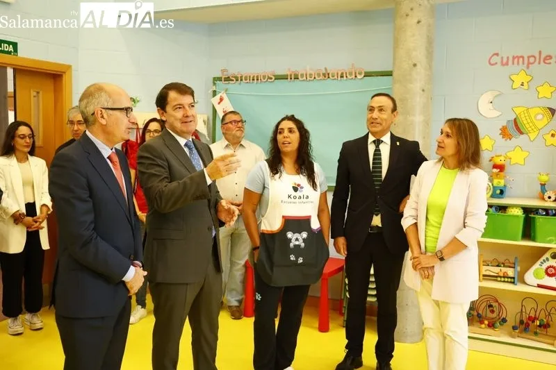 Visita del presidente de la Junta, Alfonso Fernández Mañueco, con motivo de su visita la Escuela Infantil Municipal de Carbajosa de la Sagrada. Foto de David Sañudo