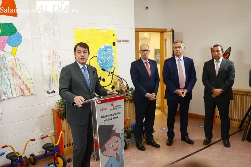 Visita del presidente de la Junta, Alfonso Fernández Mañueco, con motivo de su visita la Escuela Infantil Municipal de Carbajosa de la Sagrada. Foto de David Sañudo